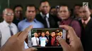 Sejumlah pengacara dari Advokat Peduli Kebangsaan mewakili Wapres Jusuf Kalla berfoto di lobi Bareskrim Polri, Senin (29/5). Mereka melaporkan Silfester Matutina atas dugaan pencemaran nama baik dan fitnah terhadap JK. (Liputan6.com/Immanuel Antonius)