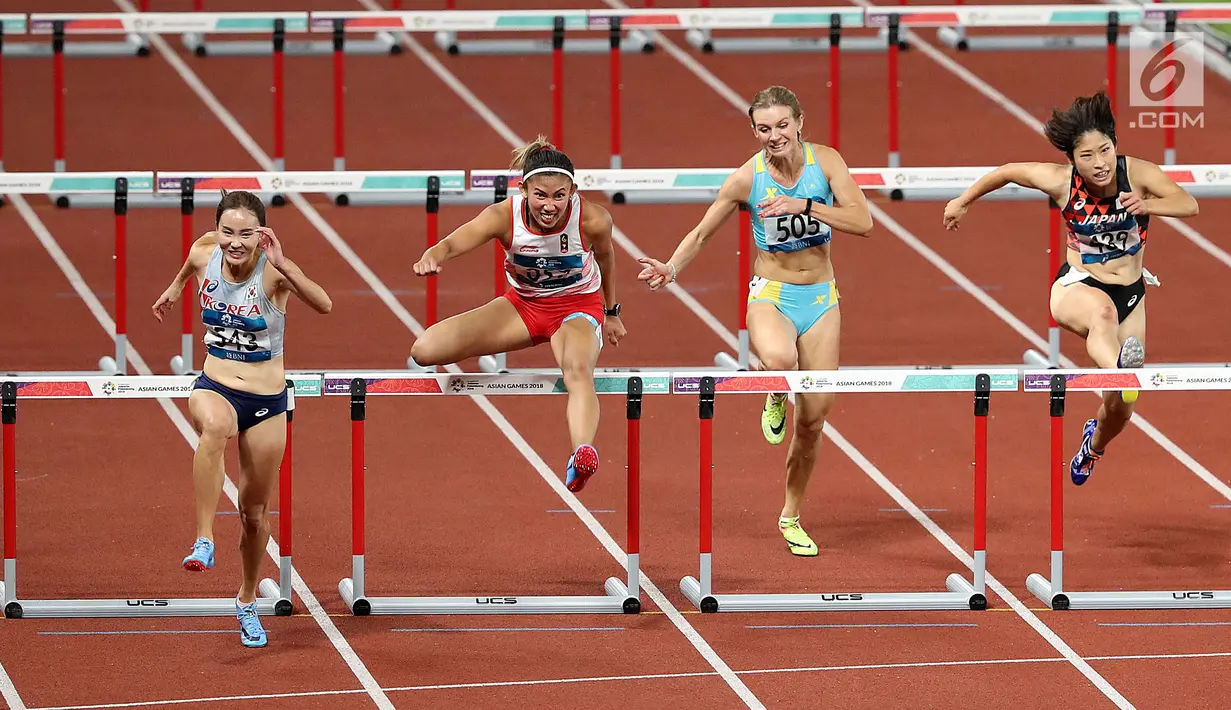 Pelari Indonesia, Nova Emilia (kedua kiri) saat bertanding pada final atletik nomor lari halang rintang 100 meter putri di Stadion Utama GBK, Jakarta (26/8). Nova Emilia berhasil meraih medali perak setelah Korea Selatan. (Liputan6.com/Fery Pradolo)