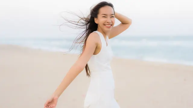 wanita september pantai