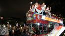 Arak-arakan atlet peraih medali Olimpiade Rio 2016 disambut meriah oleh warga, Senayan, Jakarta, Selasa (23/8). Setibanya di Tanah Air, atlet Olimpiade diarak menggunakan bus Bamdros menuju gedung Kemenpora. (Liputan6.com/Yoppy Renato)