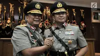 Kapolda Lampung yang baru, Brigjen Pol Purwadi melakukan salam komando dengan Irjen Pol Suntana seusai acara pelantikan dan serah terima jabatan Kadiv Propam Polri dan enam kapolda di Rupatama Mabes Polri, Senin (20/8). (Merdeka.com/Iqbal S. Nugroho)