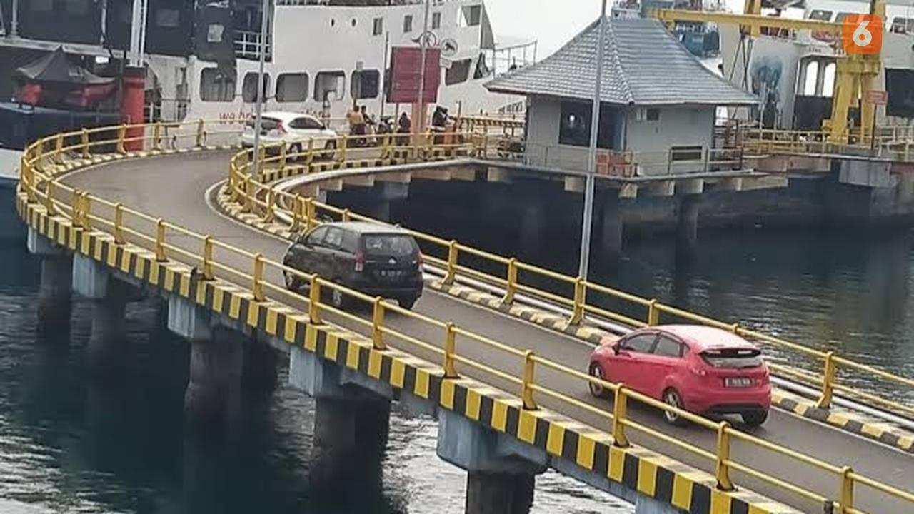 Ilustrasi kendaraan memasuki kapal di Pelabuhan Ketapang (Hermawan Arifianto/Liputan6.com)