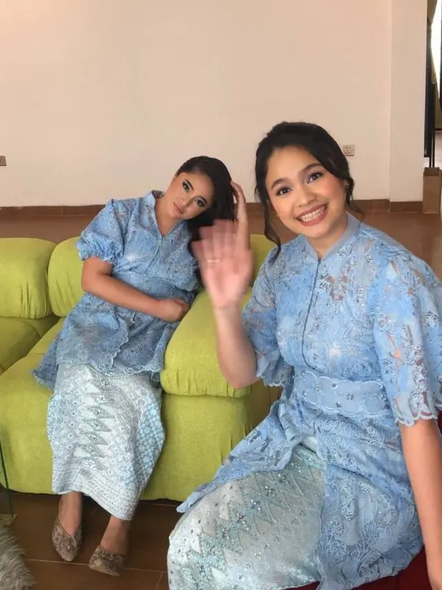 6 Potret Marshanda di Pernikahan Ibunda, Kompak dengan Adik-Adiknya