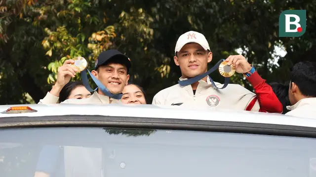 Foto: Melihat Pawai Emas Olimpiade Paris 2024, Veddriq Leonardo dan Rizki Juniansyah Naiki Bus Tingkat Terbuka Menuju Istana Negara