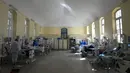 Pasien COVID-19 dirawat di ICU Rumah Sakit Umum di La Paz, Bolivia, Rabu (23/6/2021). Menurut otoritas kesehatan, Bolivia mengalami gelombang ketiga pandemi COVID-19 dengan total kasus positif corona mencapai 424 ribu orang dan 16.243 kematian. (AP Photo/Juan Karita)