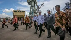 Presiden Joko Widodo didampingi sejumlah menteri meninjau bengkel pembuatan kapal di PT Dok Kodja Bahari, Cilincing, Jakarta Utara, Selasa (28/4/2015). (Liputan6.com/Faizal Fanani)