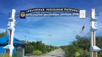 Jalan masuk ke Pelabuhan ikan Poumako, Mimika