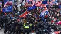 Pendukung Trump bentrok dengan polisi dan pasukan keamanan saat mereka menyerbu Capitol AS di Washington, DC pada 6 Januari 2021. (Foto: AFP / Roberto Schmidt)