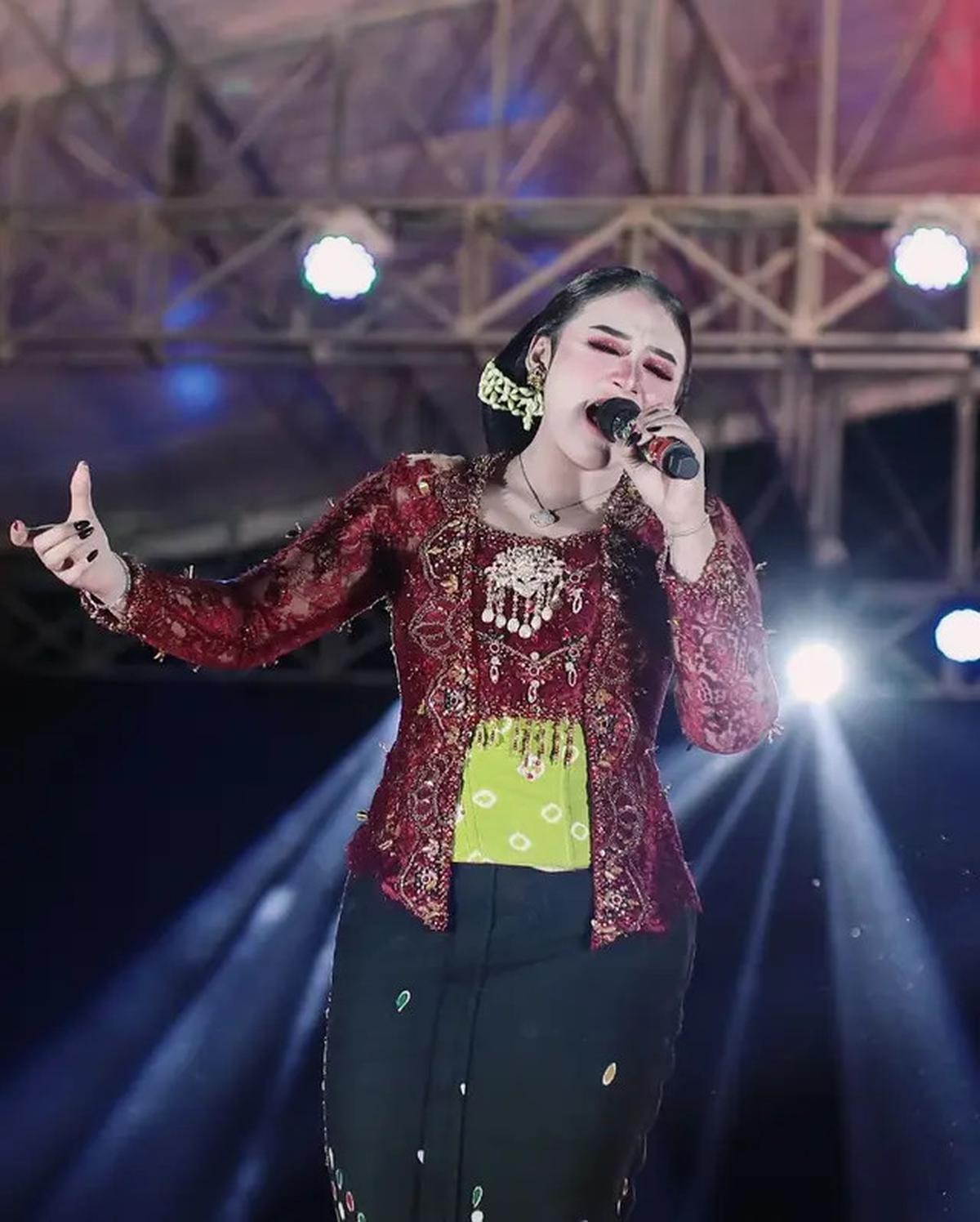 Beda Sikap antara Gus Miftah dengan Penyanyi Niken Salindry saat Ada Pedagang Es Keliling