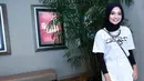 "Alhamdulillah ada film ini. Orang Lombok luar biasa dukung. Gubernur, Bupati juga support karena belum ada film yang angkat tentang religi," kata pemeran yang merintis kariernya dari film 'Perahu Kertas' (2012). (Adrian Putra/Bintang.com)
