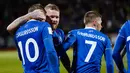 Kapten timnas Islandia, Aron Gunnarsson dan timnya  merayakan kemenangan atas Kosovo pada laga Grup I Kualifikasi Piala Dunia 2018 di Laugardalsvollur, Senin (9/10). Menang 2-0, Islandia pertama kalinya lolos ke gelaran Piala Dunia (AP/Brynjar Gunnarsson)