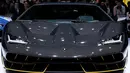 Mobil Lamborghini Centenario tampak depan dipamerkan pada 86 International Motor Show di Jenewa , Swiss , 1 Maret 2016. Pihak Lamborghini mengatakan hanya memproduksi sebanyak 20 unit.( REUTERS / Denis Balibouse)
