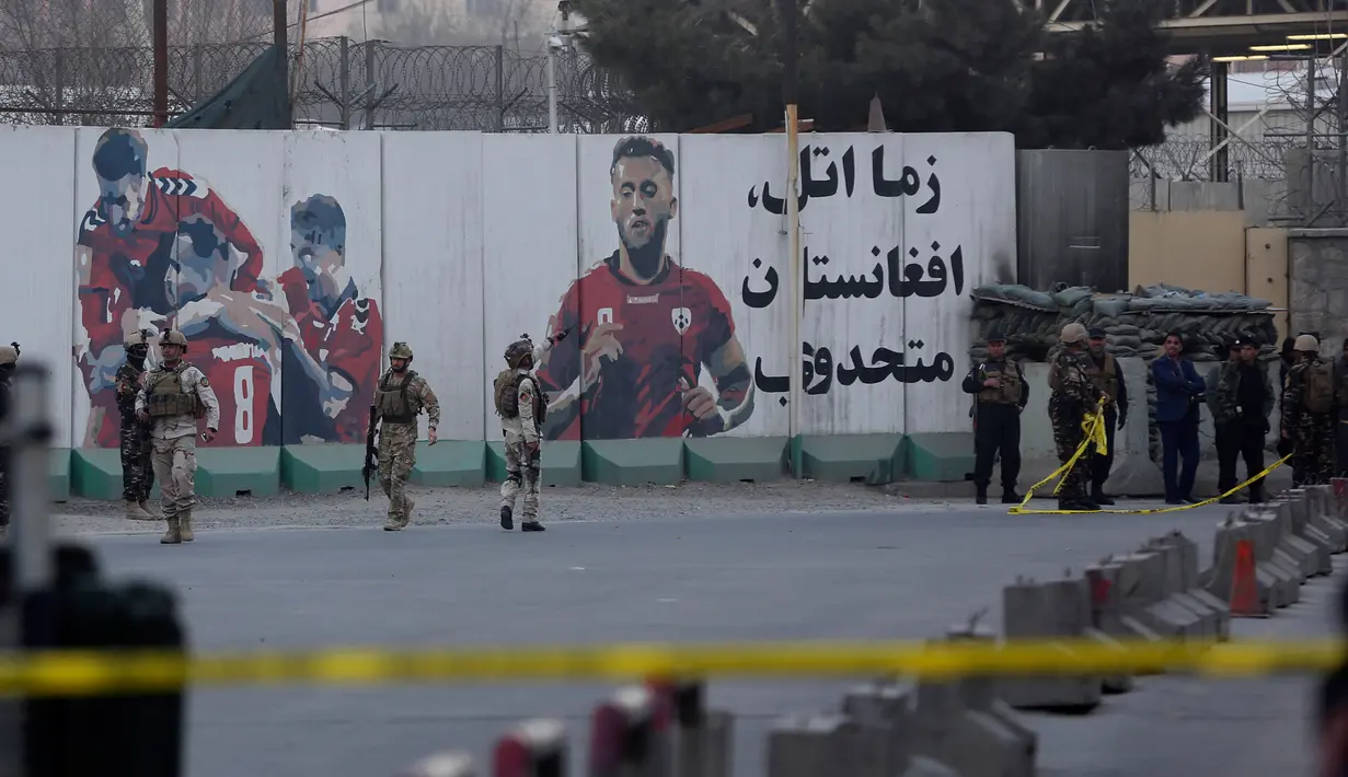 Pasukan keamanan memasang garis polisi menyusul serangan militan di rumah sakit militer Kabul, Afghanistan, Rabu (8/3). Serangan tersebut didahului oleh sebuah bom bunuh diri di depan pintu masuk menuju kompleks rumah sakit. (AP Photos/Massoud Hossaini)