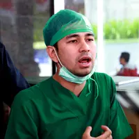 "Gigi lucu, pas mau operasi kan setengah dibius, agak nge-fly, dia ngomong terus, takut sakit kali ya, 'dokter kok masih kerasa ya', ‘dokter kok belum kebal ya'. Dia panik, aku ajak cerita saja soal anak.” jelas Raffi Ahmad. (Wimbarsana/Bintang.com)