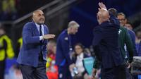 Pelatih Timnas Italia, Luciano Spalletti (kiri) dan pelatih Timnas Spanyol, Luis de la Fuente saling beradu argumen saat laga matchday kedua Grup B Euro 2024 di Arena Aufschalke, Gelsenkirchen, Jerman, Kamis (20/6/2024). (AP Photo/Manu Fernandez)