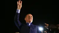 Presiden Turki Recep Tayyip Erdogan melambaikan tangan kepada pendukungnya dalam referendum Turki (AP Photo/Lefteris Pitarakis)