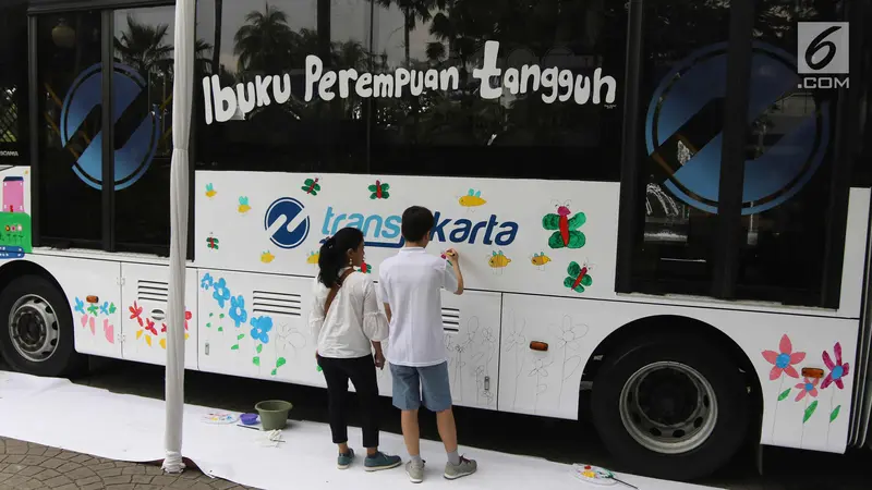 Sambut Hari Kartini, Anak-Anak Berkebutuhan Khusus Lukis Bus Transjakarta