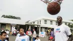 Pebasket NBA asal klub Charlotte Hornets, Marvin Williams, memberikan pelatihan kepada penyandang disabilitas di Lapangan YPAC, Jakarta Selatan, Kamis (25/8/2016). Pelatihan ini dalam rangkaian kegiatan Junior NBA. (Bola.com/Vitalis Yogi Trisna)