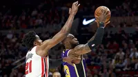 Pebasket Los Angeles Lakers, LeBron James, berusaha memasukan bola saat melawan Portland Trail Blazers di Moda Center, Sabtu 928/12). LA Lakers menang 128-120 atas Portland Trail Blazers. (AP/Craig Mitchelldyer)