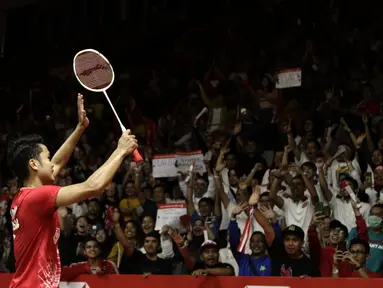 Tunggal putra Indonesia, Anthony Sinisuka Ginting, usai menang melawan wakil Denmark, Viktor Axelsen, pada laga Indonesia Masters 2020 di Istora Senayan, Jakarta, Sabtu (18/1). Anthony Ginting menang dengan skor 22-20 dan 21-11. (Bola.com/Yoppy Renato)