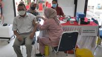 Paramedis memberikan vaksin booster saat pelaksanaan vaksinasi serentak Pemkot Depok di Kantor Kecamatan Cinere, Depok, Senin (18/4/20222). Gebyar vaksinasi booster secara massal ini bertujuan memberikan kemudahan bagi warga sebelum melakukan perjalanan mudik lebaran 2022. (merdeka.com/Arie Basuki)