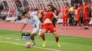 Pemain Persija Jakarta, Rosalvo (kanan) berebut bola dengan pemain Persijap dalam laga lanjutan BRI Super League 2025/2026 di Stadion Utama Gelora Bung Karno (SUGBK), Senayan, Jakarta, Sabtu (03/01/2025). (Bola.com/Abdul Aziz)