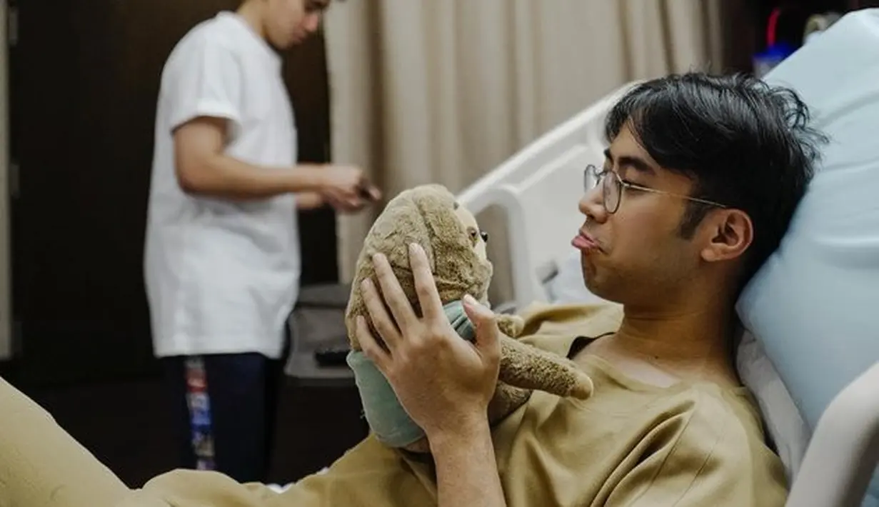 Tekanan darah yang tak stabil, Vidi lantas menjalani pemeriksaan lebih lanjut. Dari pemeriksaan diketahui, bahwa ia menderita kanker ginjal stadium 3. [Instagram/vidialdiano]