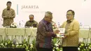 Ketua KPU Arief Budiman memberikan cenderamata kepada Menteri PPN/Bappenas Bambang Brodjonegoro saat Penyampaian Rancangan Teknokratik RPJMN 2020-2025 di Gedung KPU, Jakarta, Selasa (25/9). (Liputan6.com/Herman Zakharia)