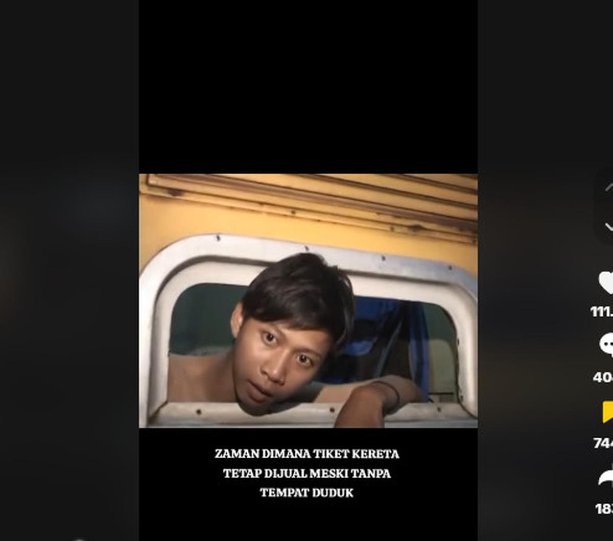 "Ada 4 (orang). (Sudah) Tidak ada tempat (tersisa), dapat (tiket) ," ujar pria bernama Wisnu ini mengatakan ada 4 orang yang berada di dalam toilet kereta. <br>