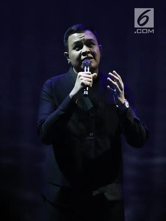 Penyanyi Tulus menyanyikan lagu Damai Bersamamu yang mengambarkan Sila Pertama, Ketuhanan Yang Maha Esa saat Konser Pancasila Gemilang pada penutupan Festival Prestasi Indonesia di JCC, Jakarta, Selasa (22/8). (Liputan6.com/Herman Zakharia)