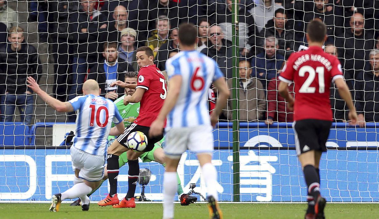 Proses terjadinya gol oleh gelandang Huddersfield Town, Aaron Mooy, ke gawang Manchester United pada laga Premier League di Stadion The John Smith's, Sabtu (21/10/2017). Huddersfield Town menang 2-1 atas Manchester United. (AP/Nigel French)