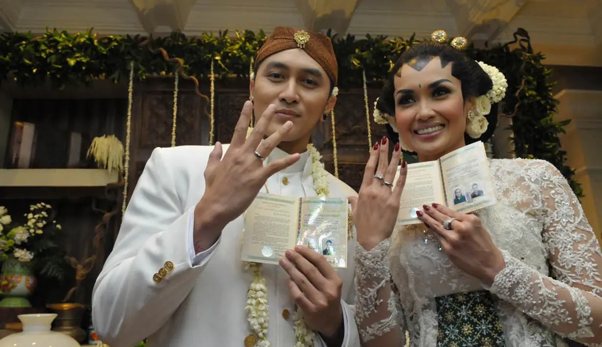 Demian sah mempersunting Sara Wijayanto dengan mas kawin cincin berlian dengan berat 3,750 gram, Kamis (22/5/14). (Liputan6.com/Panji Diksana)