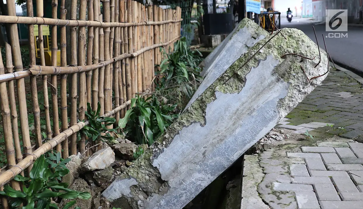 Penampakan pagar yang ambruk di Taman Hutan Tebet, Jakarta, Kamis (28/3). Kondisi pagar yang ambruk akibat hujan deras tersebut butuh perbaikan karena telah terabaikan selama beberapa bulan terakhir. (Liputan6.com/Immanuel Antonius)