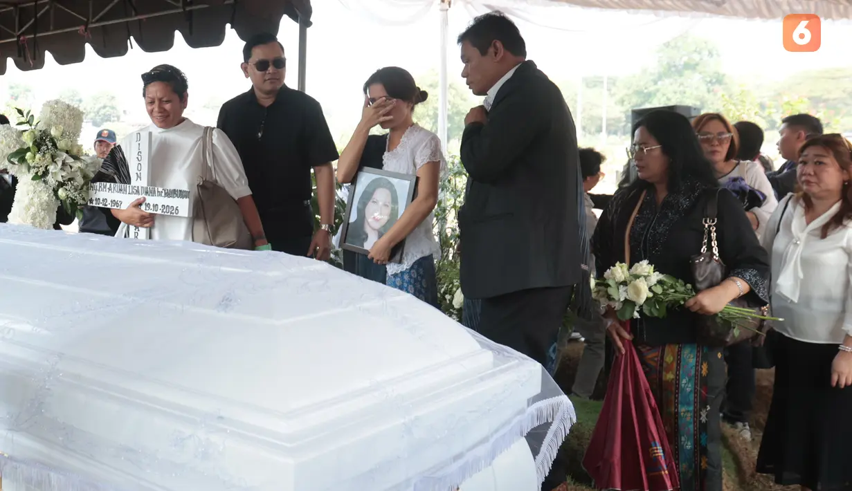 Marsha Aruan menyeka air mata saat mengikuti prosesi pemakaman ibundanya, Lisa Diana Tambunan, di TPU Tanah Kusir, Kebayoran Lama, Jakarta Selatan, Rabu (21/10/2026). (KLY/Budy Santoso)