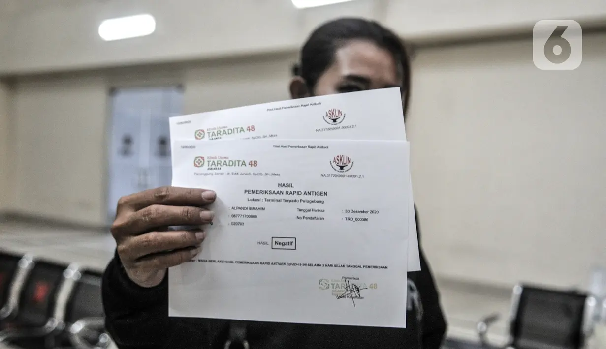 Calon penumpang bus antarkota antarprovinsi (AKAP) menunjukkan hasil rapid test antigen COVID-19 di Terminal Pulogebang, Jakarta, Rabu (30/12/2020). Layanan ini berlangsung hingga 8 Januari 2021. (merdeka.com/Iqbal S. Nugroho)