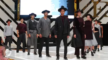 Sejumlah model membawakan busana koleksi Danjyo Hiyoji saat penutup Fashion Nation Tenth Edition (FNX) di Senayan City, Jakarta, Sabtu (23/4). Koleksi Danjyo Hiyoji kali ini berhasil memberikan kombinasi warna yang unik. (Liputan6.com/Angga Yuniar)