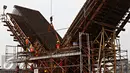 Pekerja menyelesaikan pembangunan proyek Jalan layang NonTol Akses Pelabuhan Tanjung Priok-Simpang Jampea di Jakarta, Selasa (24/11). Aktivitas pembangunan di jalan sepanjang 12 km tersebut tetap berlangsung normal. (Liputan6.com/Immanuel Antonius)