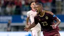 Pada menit ke-64, Venezuela berhasil menyamakan kedudukan lewat aksi Salomon Rondon. (JUAN MABROMATA/AFP)