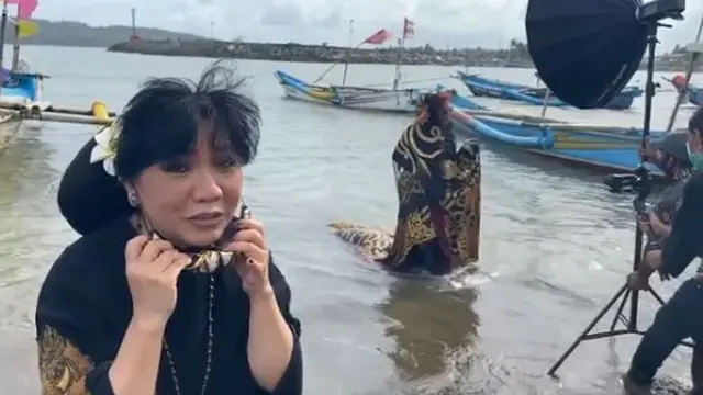 6 Gaya Pemotretan Susi Pudjiastuti di Laut Pangandaran, Bak Model Profesional
