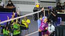 Pemain Jakarta Pertamina Fastron, Niverka Dharlenis Marte Frica melakukan spike ke arah tim Jakarta Mandiri Popsivo Polwan saat laga lanjutan PLN Mobile Proliga 2022 di GOR Kawah Candradimuka, Padepokan Voli Jenderal Polisi Kunarto, Bogor, Jumat (14/01/2022). (Bola.com/Bagaskara Lazuardi)