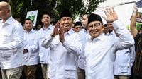Ketum Partai Gerindra Prabowo Subianto dan Ketum PKB Muhaimin Iskandar atau Cak Imin melambaikan tangan saat peresmian Sekretariat Bersama (Sekber) di Jalan Jl. Ki Mangunsarkoro No. 1, Menteng, Jakarta Pusat, Senin (23/1/2023). Peresmian Sekber ini tanda dua partai yang tengah berkoalisi serius untuk 2024 mendatang. (Liputan6.com/Johan Tallo)