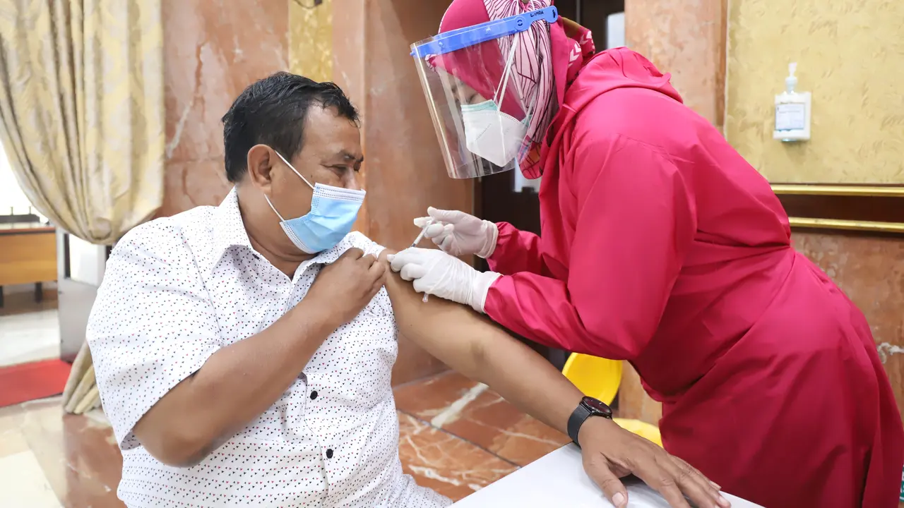 Anggota DPRD Surabaya divaksinasi. (Dian Kurniawan/Liputan6.com)