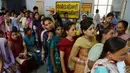 Wanita hamil antre menunggu pemeriksaan kehamilan di rumah sakit di Amritsar, 11 Juli 2013. Sebuah penelitian baru dari PBB memprediksi bahwa India akan melampaui China sebagai negara dengan penduduk terbanyak pada tahun 2022. (AFP PHOTO/NARINDER NANU)