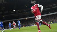 Pemain Arsenal Bukayo Saka berselebrasi setelah mencetak gol pembuka pada pertandingan Liga Inggris melawan Everton di Emirates Stadium, Kamis (2/3/2023) dini hari WIB. Arsenal menang 4-0. (AP Photo/Kirsty Wigglesworth)
