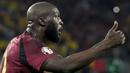 Nasib apes dialami Penggawa Belgia, Romelu Lukaku, saat menghadapi Rumania pada laga Euro 2024 di Cologne Stadium, Minggu (23/6/2024). (AP Photo/Martin Meissner)