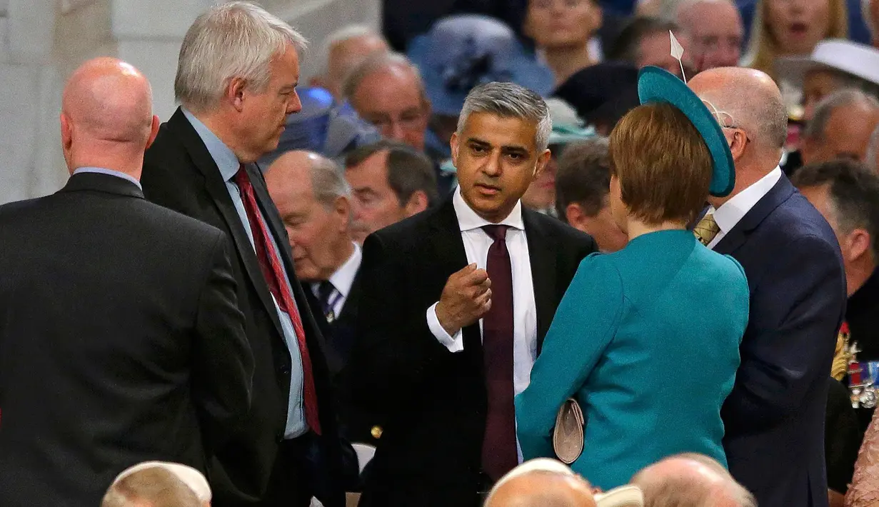 Wali Kota London Sadiq Khan (tengah) berbincang saat menghadiri perayaan ulang tahun ke-90 Ratu Elizabeth di Katedral St Paul di London, Inggris, (10/6/2016). (REUTERS /Matt Dunham)
