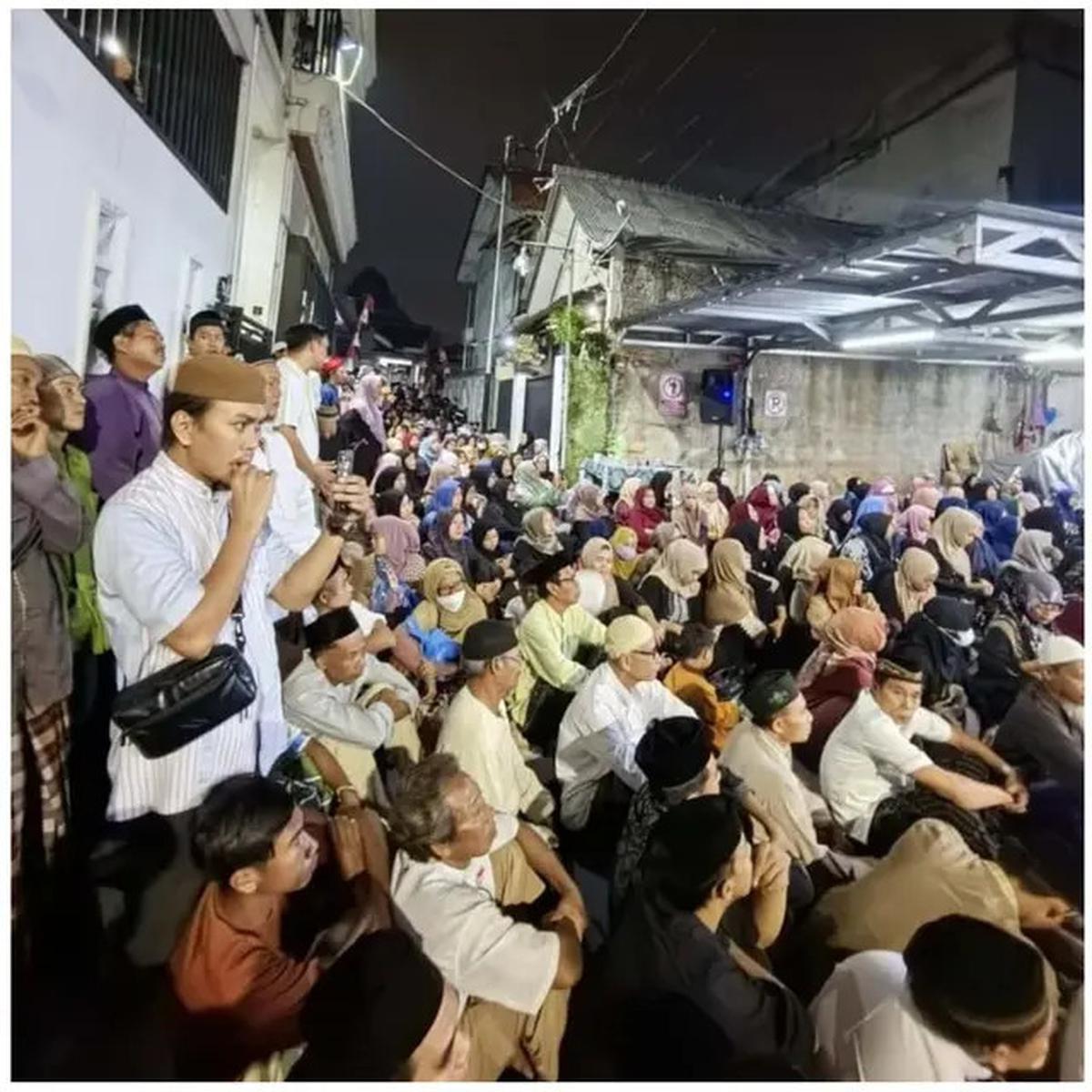 7 Potret Rumah Mpok Alpa Dipadati Ribuan Jemaah saat Tahlilan 7 Hari, Penuh Haru