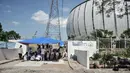 Warga bertahan di tenda pengungsian saat berunjuk rasa di depan gerbang Kampung Susun Bayam, Jakarta Utara, Senin (21/11/2022). Berdasarkan kesepakatan, seharusnya warga sudah mulai bisa menempati hunian pada 20 November 2022 kemarin. (merdeka.com/Iqbal S. Nugroho)