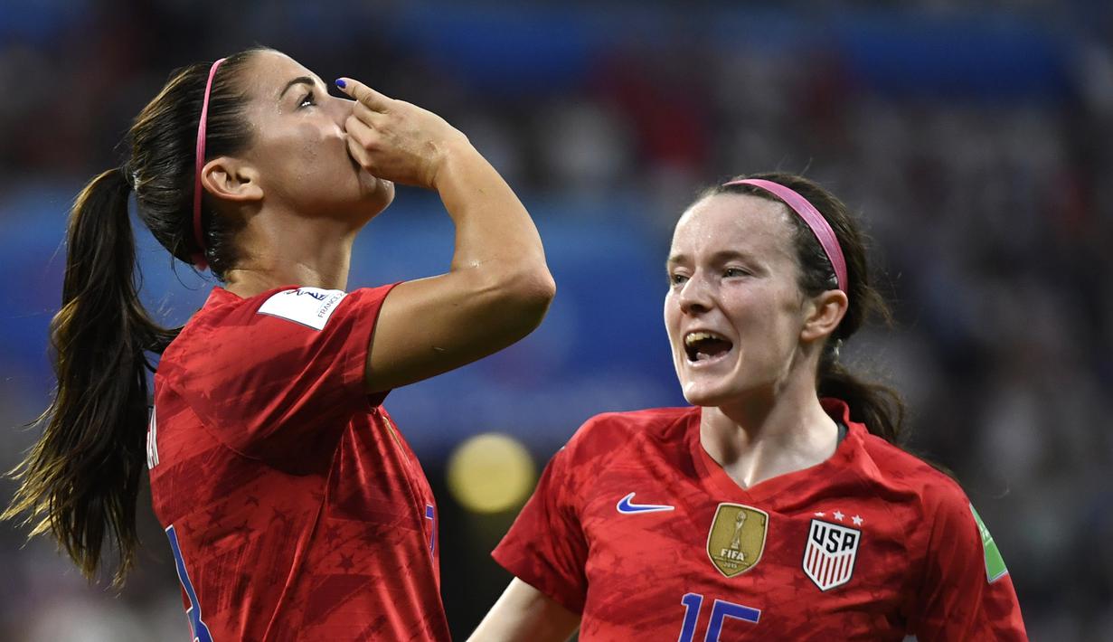 Penyerang Amerika Serikat Alex Morgan (kiri) berselebrasi usai mencetak gol ke gawang Inggris pada semifinal Piala Dunia Wanita 2019 di Lyon Stadium, Prancis, Selasa (2/7/2019). Selebrasi Alex Morgan menjadi kontroversi karena dianggap melecehkan tim Inggris. (Philippe DESMAZES/AFP)