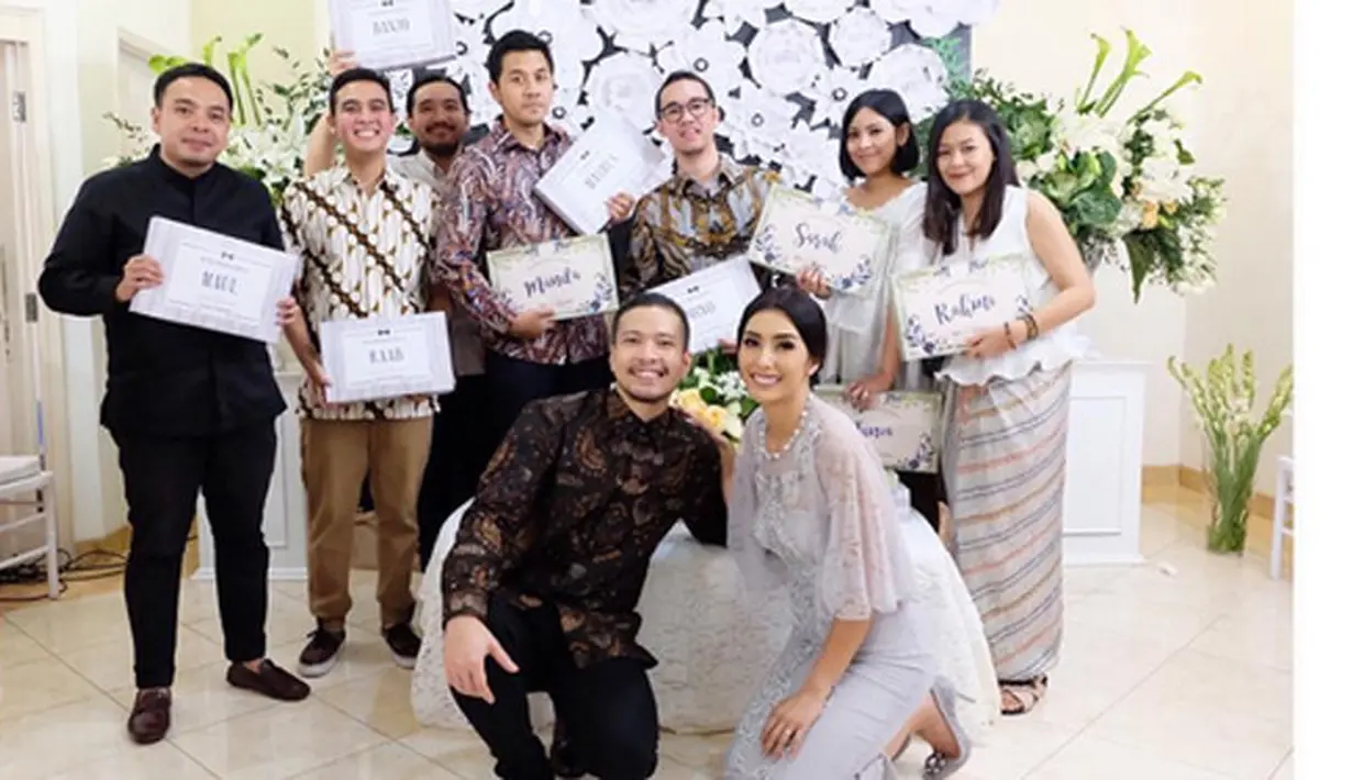 Ucapan selamat dan doa dari netizen membanjiri akun instagramnya. "Selamat ya kak,,semoga lancar sampe hari H, bahagia selalu buat berdua😊😊😘 @tyasmirasih," tulis devi.anggrainy. Dan masih banyak lagi komentar serupa. (Instagram/tyasmirasih)